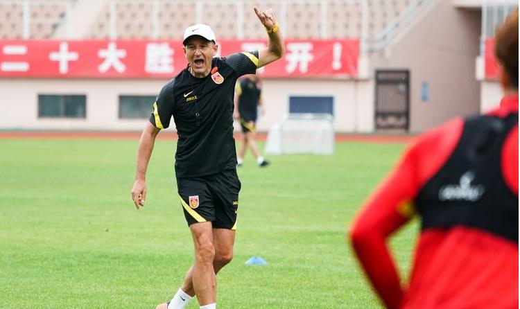 国足顽强逼平菲律宾队,国足0比0战平日本角球