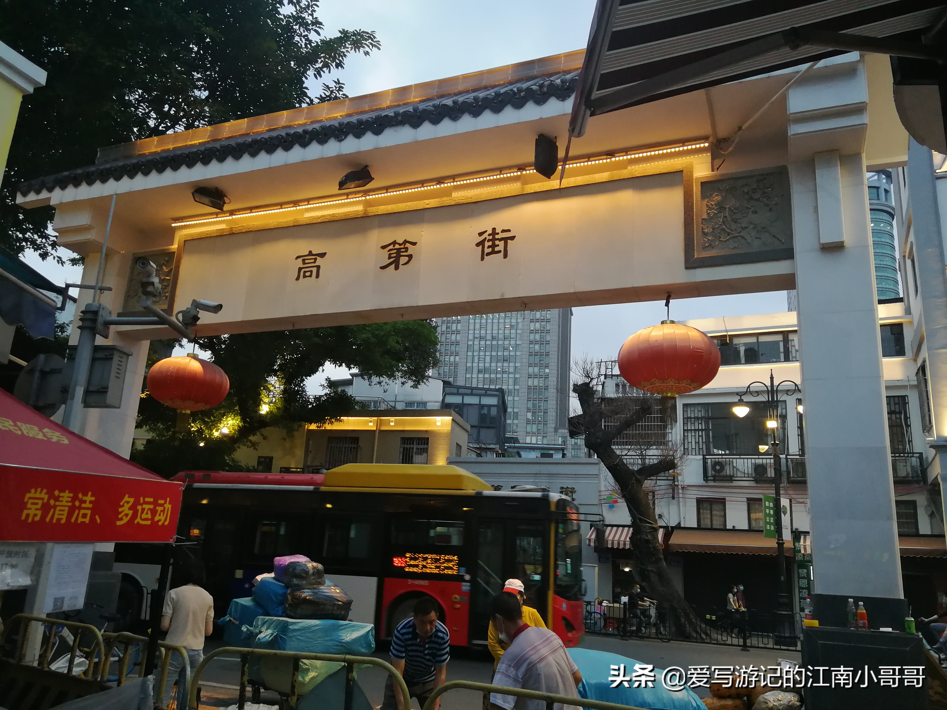 来到临泉步行街,来到成都步行街