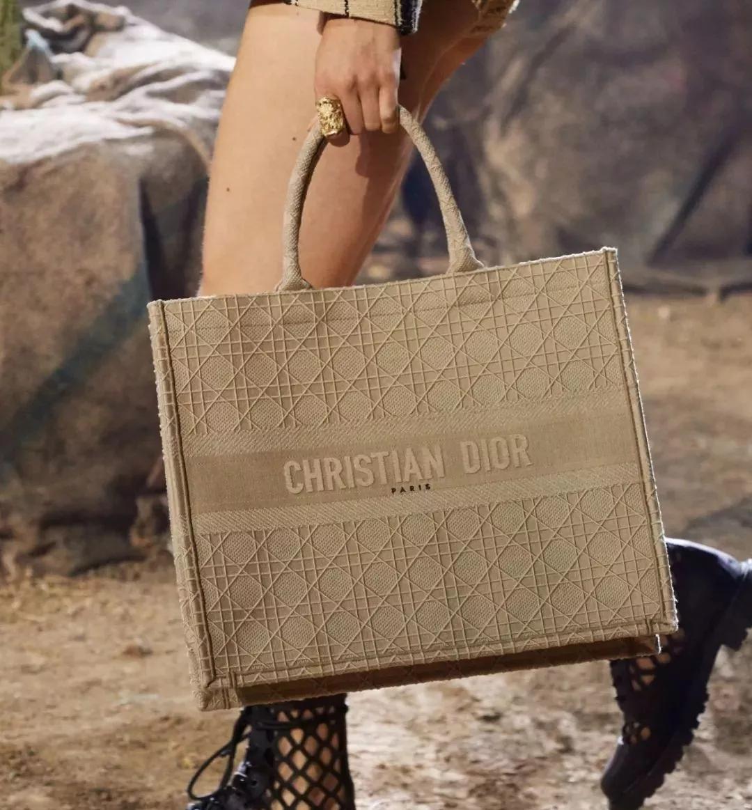 dior所有的惊喜都来自爱你的人,dior经典不过时