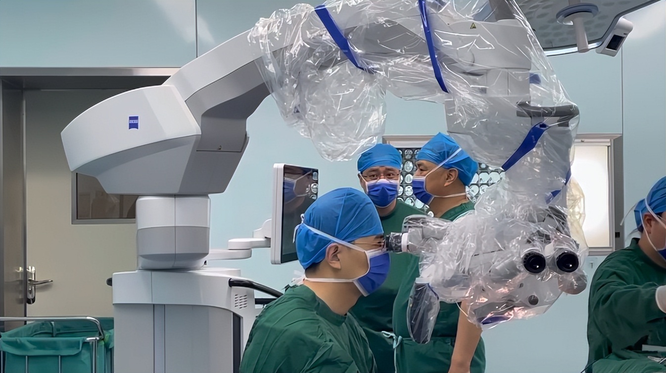 小男孩头骨被敲碎被送去抢救,小男童脑肿瘤