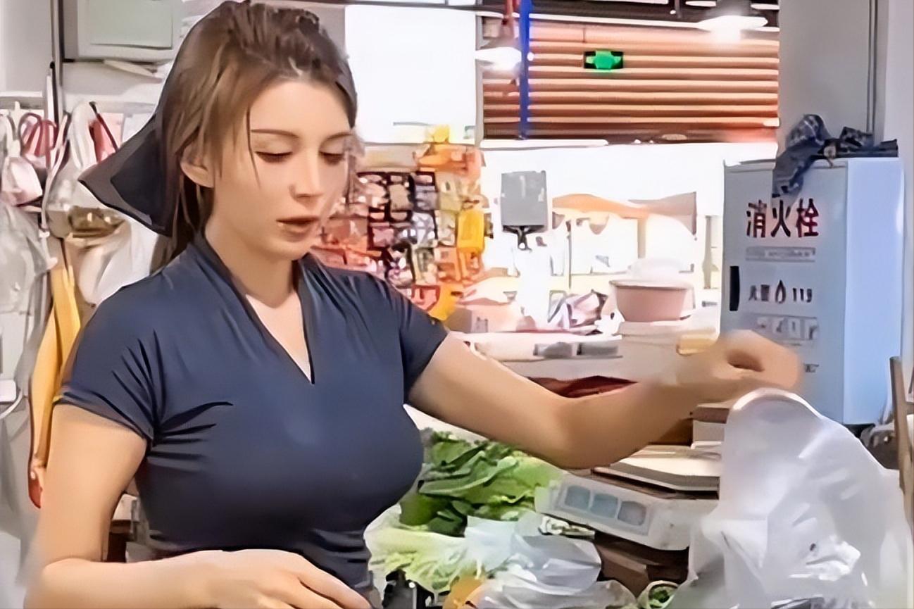 大妈摆摊卖菜生意火爆,农村妇女摆地摊卖菜一个月的收入