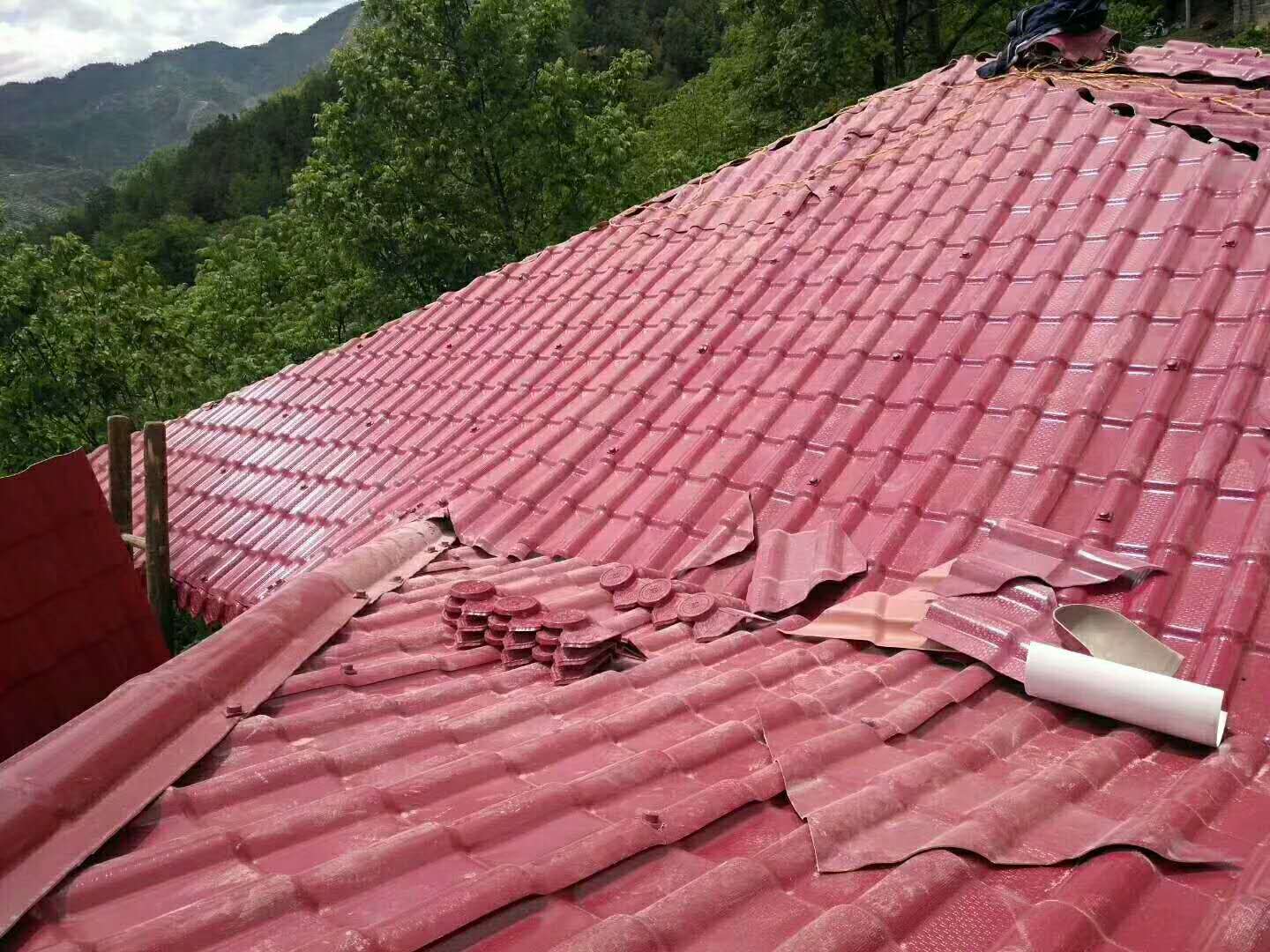 树脂瓦是塑料吗,树脂瓦和玻璃钢瓦一样吗