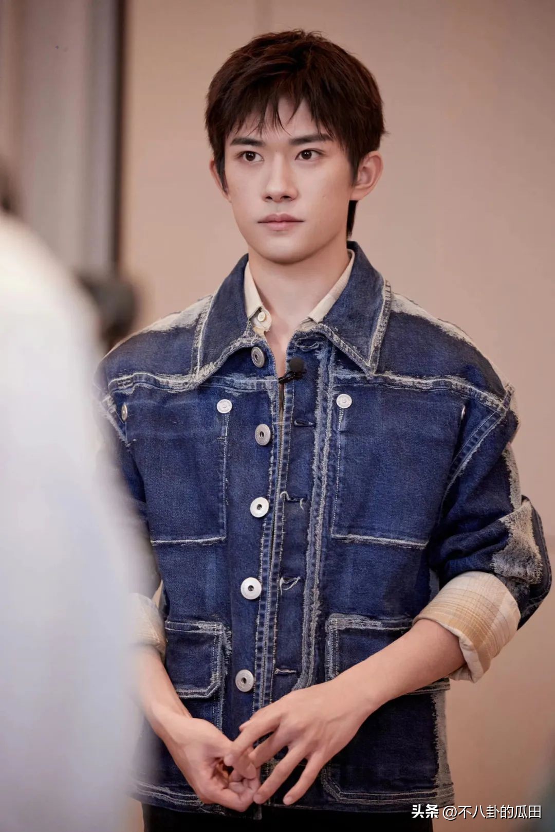 又来8个瓜！网暴出轨、多人运动、剧组夫妻，娱乐圈太疯狂了