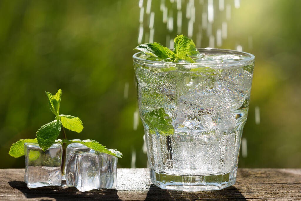 晨起一杯温开水伤阳,晨起一杯温水有啥好处