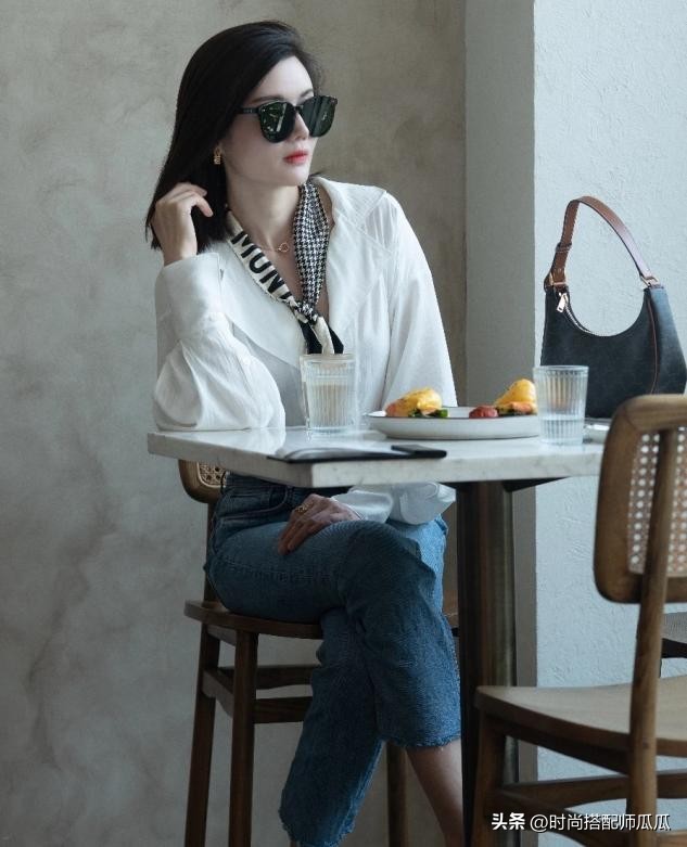 过了五十岁穿三种颜色洋气显白,中年适合穿什么色显瘦