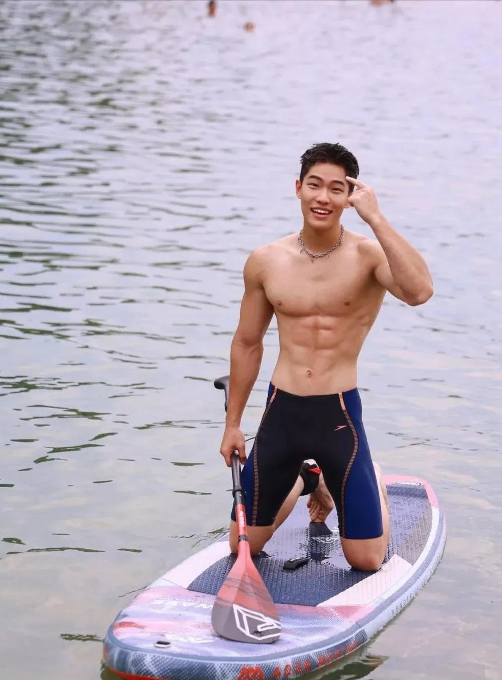 黝黑爷们帅哥寸头,黝黑皮肤的帅哥