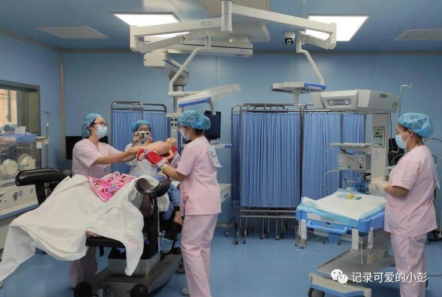 产妇分娩时没忍住放了个屁，紧接着一发力，医生的脸一下就变黑了