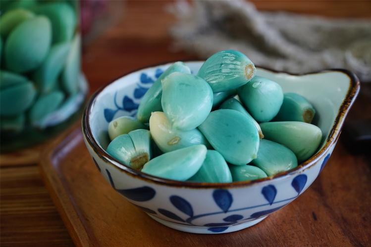 醋腌腊八蒜的正确方法,腌腊八蒜时只放醋就错了教你一招