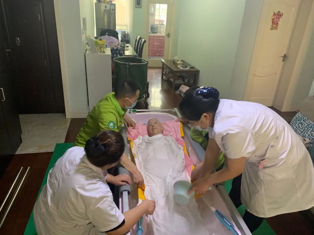 给老人洗澡一年没洗,为老人洗一次澡