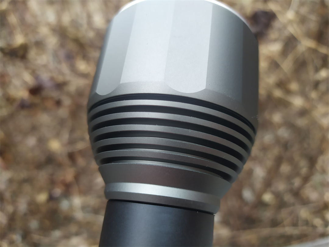 横扫黑暗，看清看远更轻松，纳拓户外强光手电使用体验