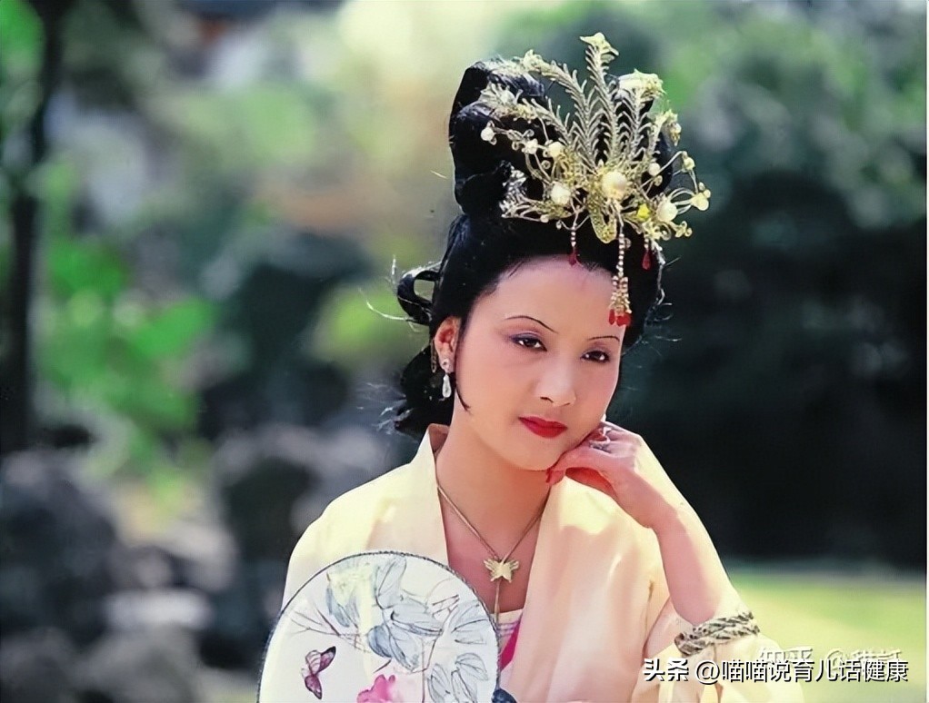 为什么王熙凤会得血崩之症,王熙凤得血崩时多少岁