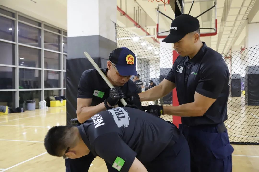 教官演示纳丽德机械棍,纳丽德教官版机械棍暴力测试