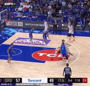 意大利男篮教练亲吻字母哥,意大利教练抱字母哥