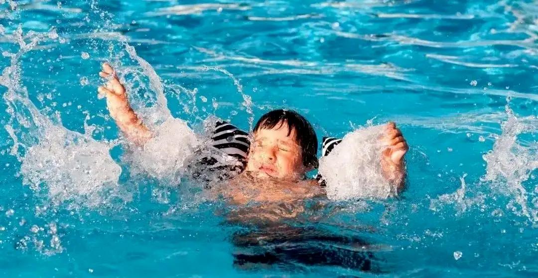 儿童溺水时会在水面上拼命挣扎吗,婴儿最常见的溺水是发生在河里吗