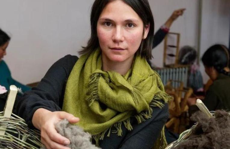 2004年，美国女孩入藏寻根，嫁农村小伙生3女儿，1条围巾卖1万元