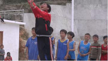 一双球鞋一人一只，凑成“黄金左右脚”！没有什么能够阻挡“运动小子”们的热爱