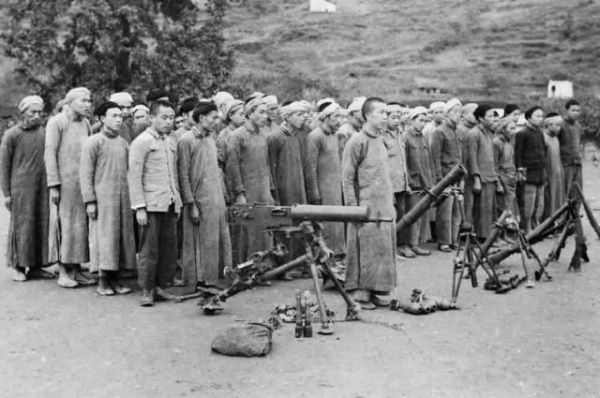 广西军医为了升官发财成为匪首，捐献药方治疗志愿军，获得新生