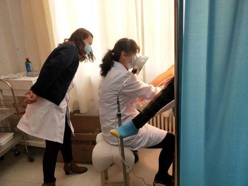 男医生给女性做“肠镜”检查，会觉得尴尬吗？不妨进来了解