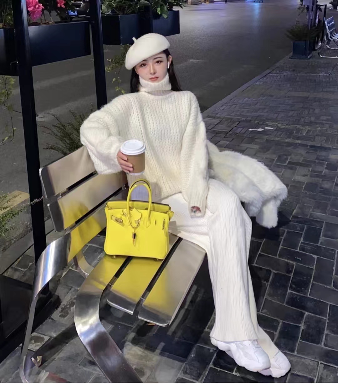 白色搭什么颜色最好看冬季女士,秋冬搭配什么颜色显白