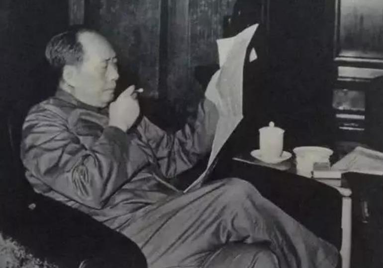 邓华缴获5箱白金龙烟，却只给毛主席一支，主席笑道：财不露白啊