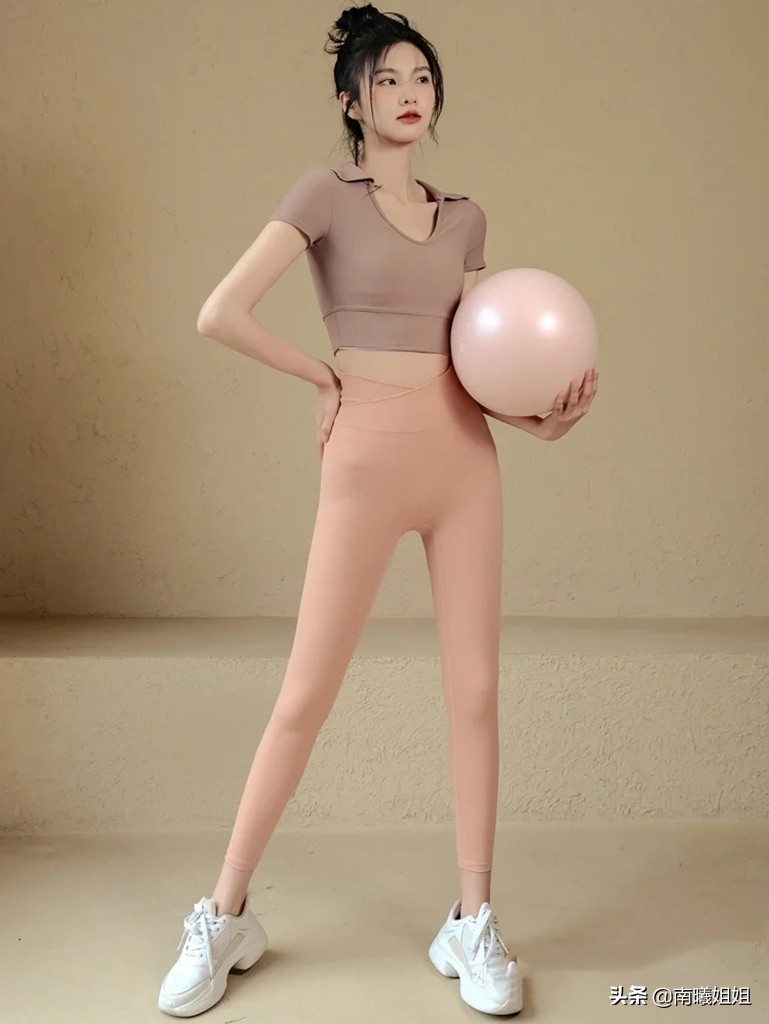 我对“无痕裤”的偏见，在看到这些素人街拍后变了，百搭又显瘦