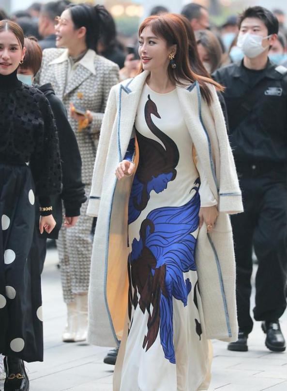 秦岚驼色大衣白色围巾,花儿与少年秦岚同款驼色大衣