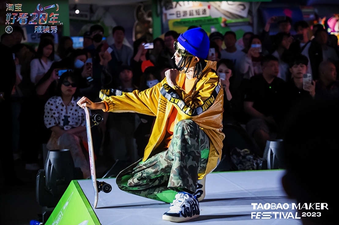 重庆解放碑时装秀视频,重庆潮流服装穿搭