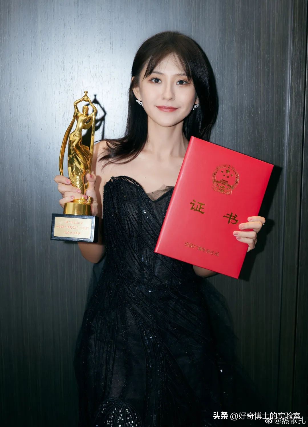 女生穿抹胸为啥不会往下掉？（男生禁入）