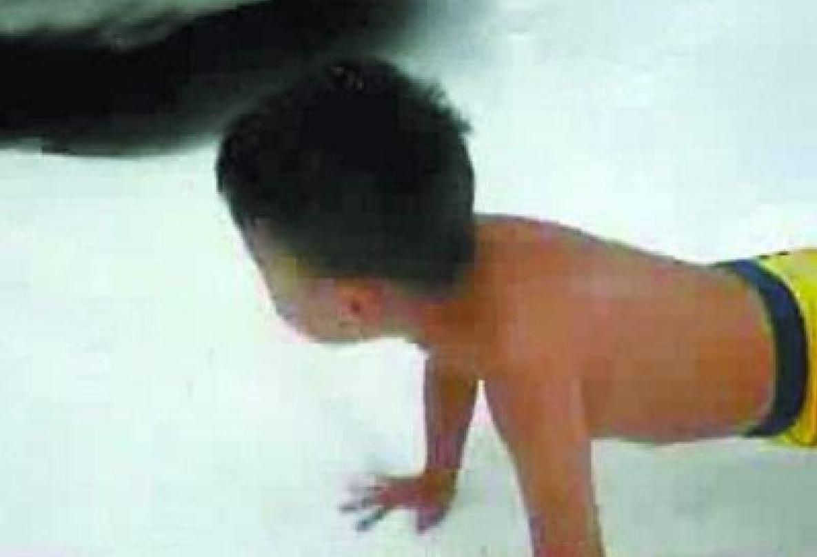 10年前被父母逼迫雪地奔跑,10年前被爸爸逼的雪地里跑步