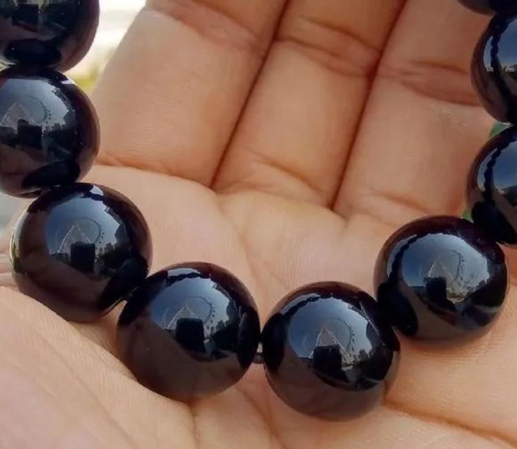 这种菩提子佛珠很容易就可以盘出玻璃底！南方公园里就可以捡到
