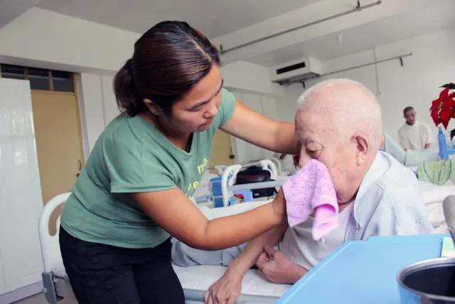 帮老人洗澡多少钱一天,帮老人洗澡这个生意可以做吗
