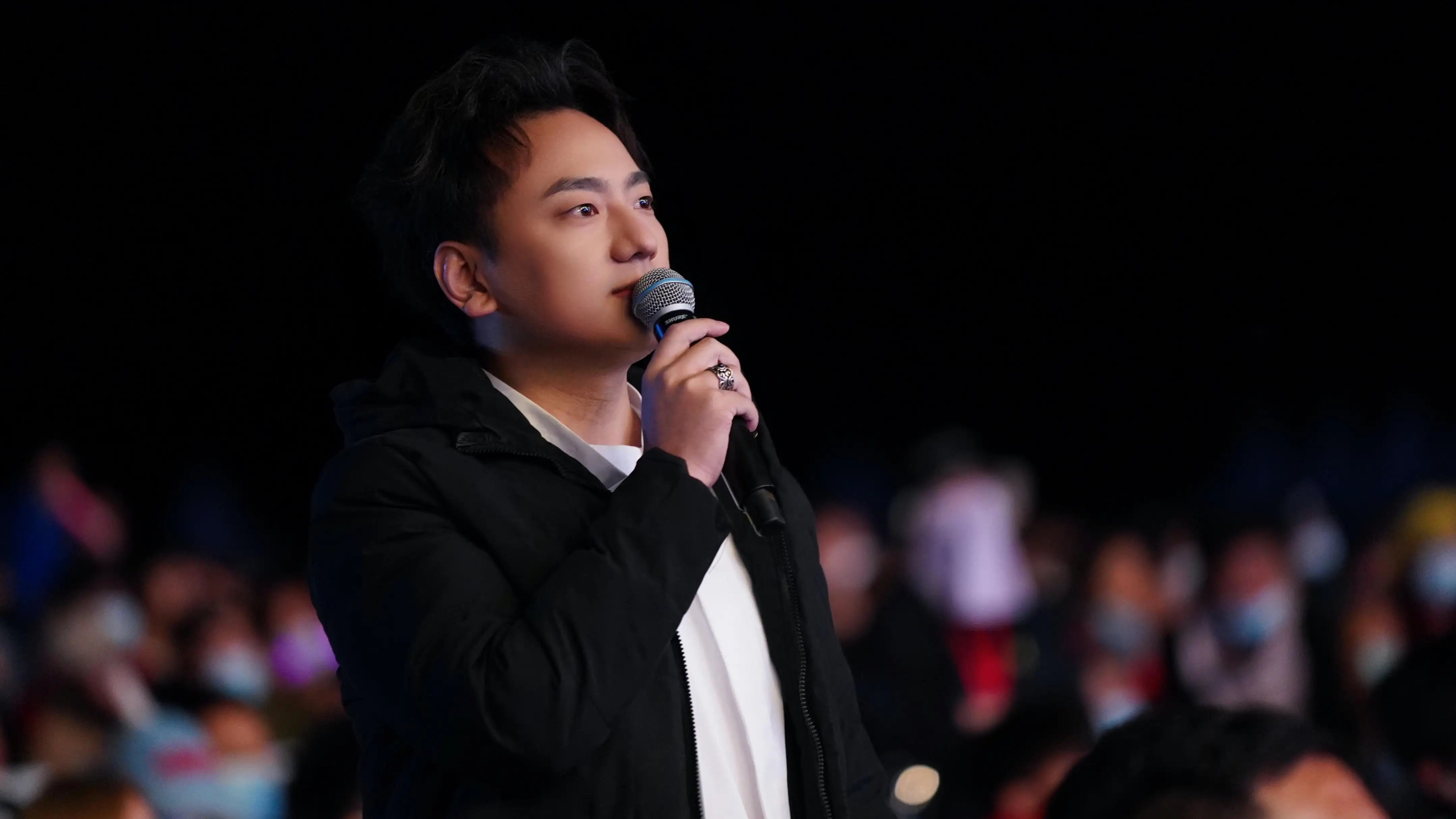 中秋晚会一首《别知己》，让搭档金晨的海来阿木走红