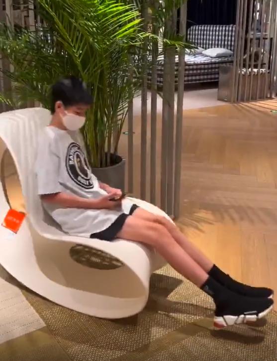 董洁儿子12岁身高,董洁13岁儿子近照曝光