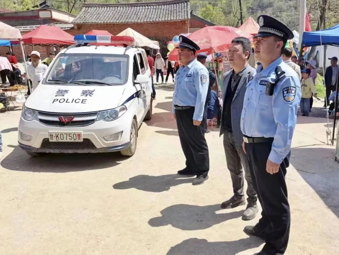 户政窗口周末开辟“学生*证办**”专场【三分钟速览成县公安动态】