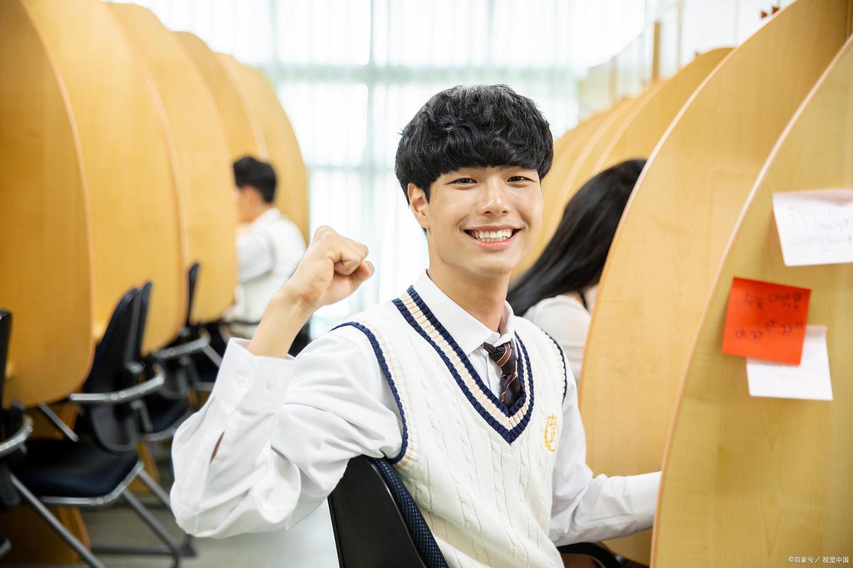 青春期男孩变声还能长高多少,男生猛长高后多久变声