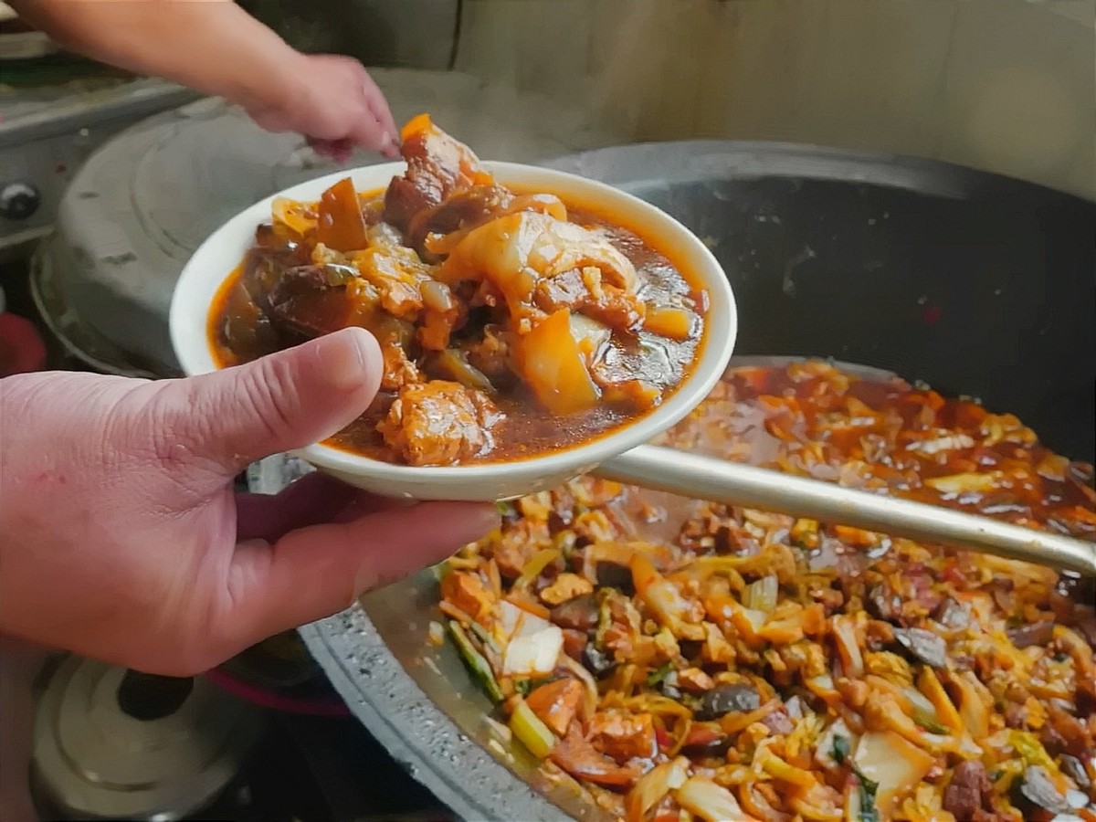 河北农村小馆子，开在村口集装箱，10元管够吃，烙饼炖菜真香