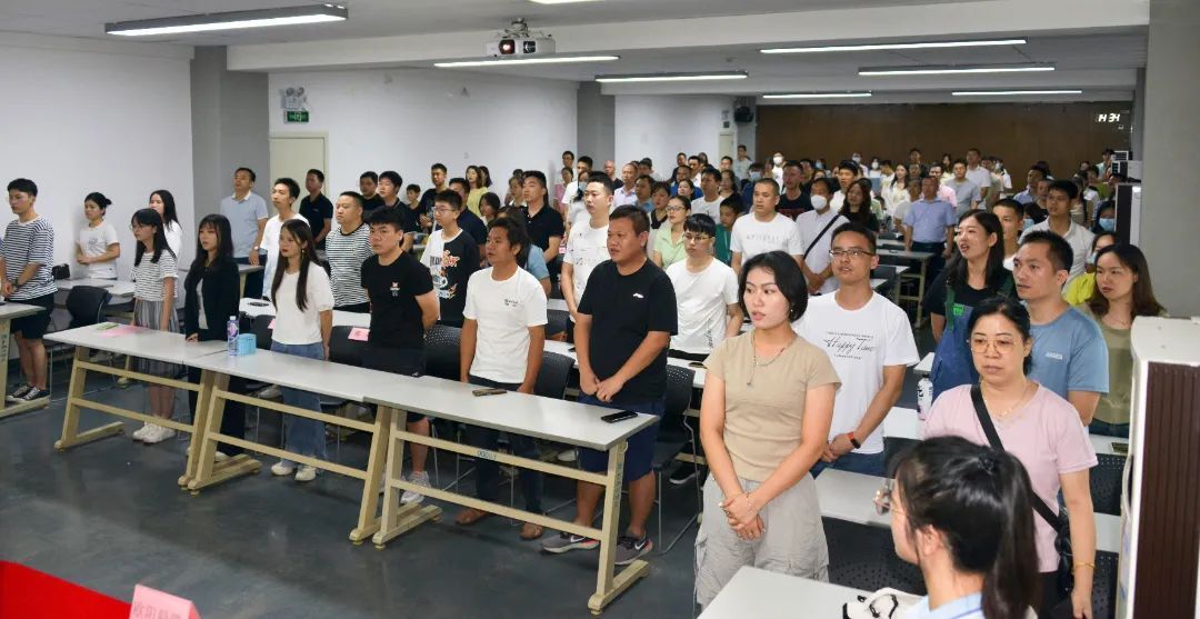 姣曚笟蹇箰闈掓槬钀藉箷,姣曚笟蹇箰鍦嗘弧缁撴潫