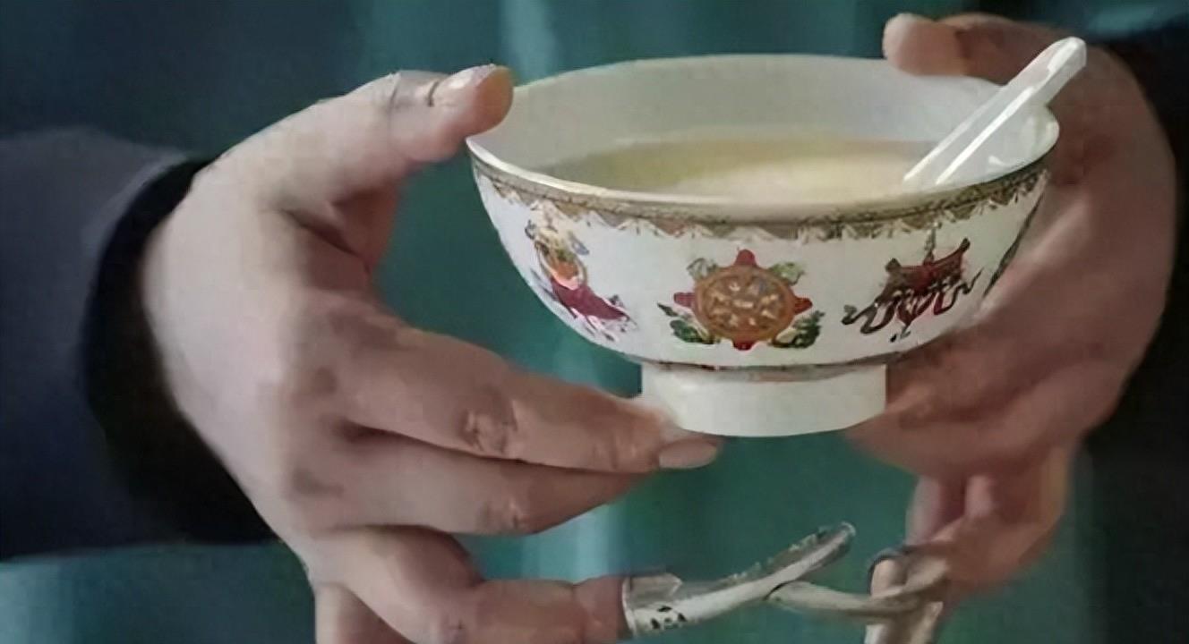 “小丑手”太减分了，这8位女星个个貌美如花，却被手拖后腿