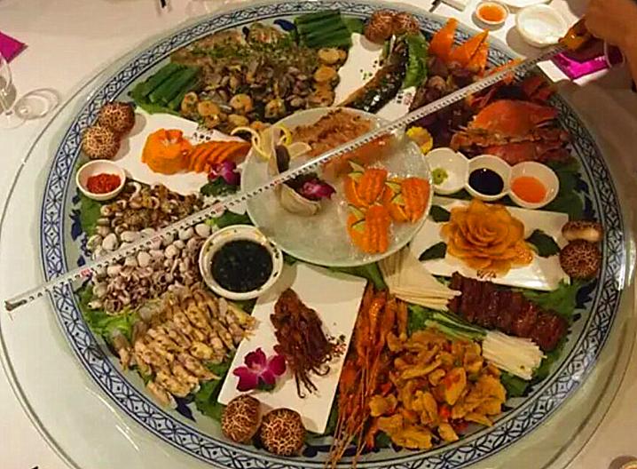 闺蜜请客只准备了一个菜，女子一脸嫌弃，菜上桌发现小丑竟是自己