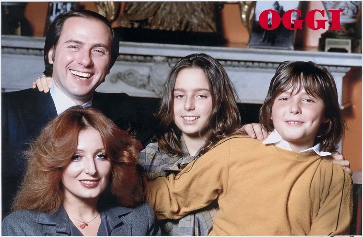 85岁意大利前总理：丑闻缠身专搞“爷孙恋”，三婚娶32岁金发女友