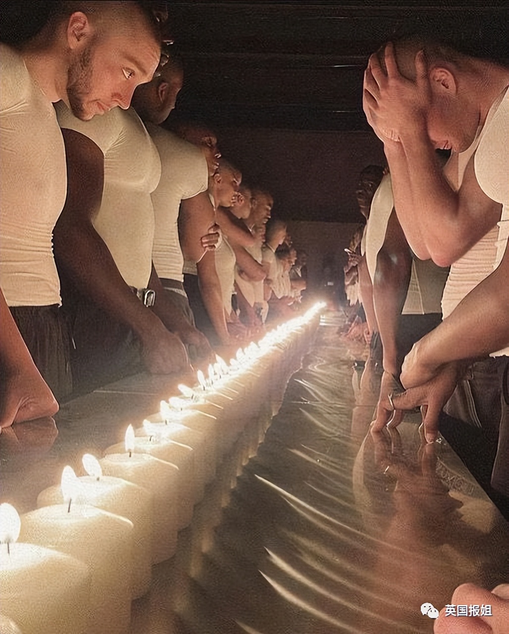 让全裸女模特当餐盘，寿司放身上供宾客享用，9岁女儿也在场