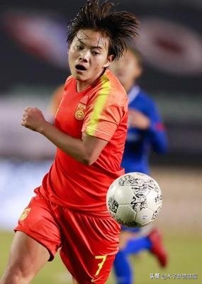 十年前，女足姑娘中有人经济窘迫得捡矿泉水瓶卖钱