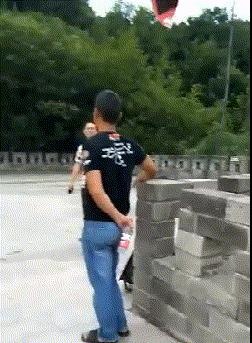 走路走累了坐下歇歇,走路累了继续走就不累了