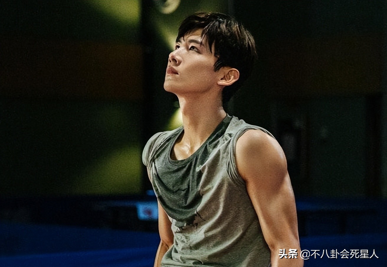 男人味也能“造假”？眉毛稀疏、画腹肌、贴鬓角，张艺兴差距最大