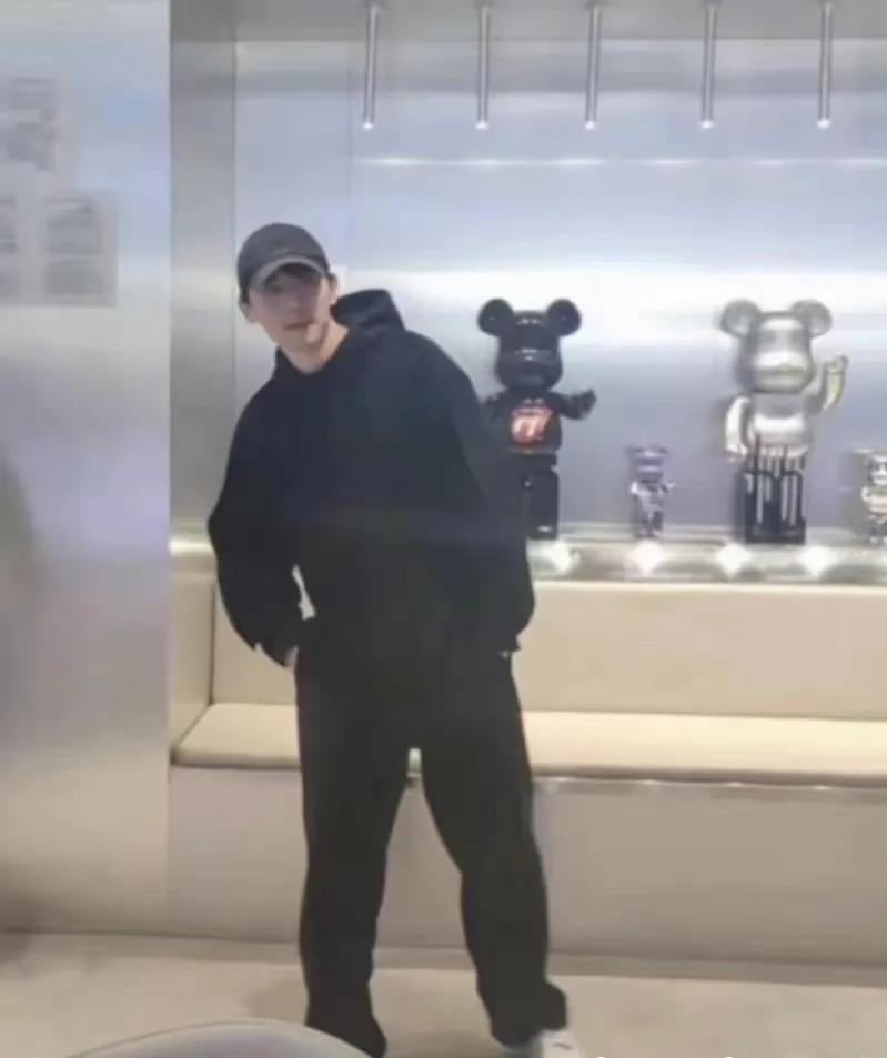 邓伦现状罕见曝光！留起胡子略显沧桑，粉丝围观人气高