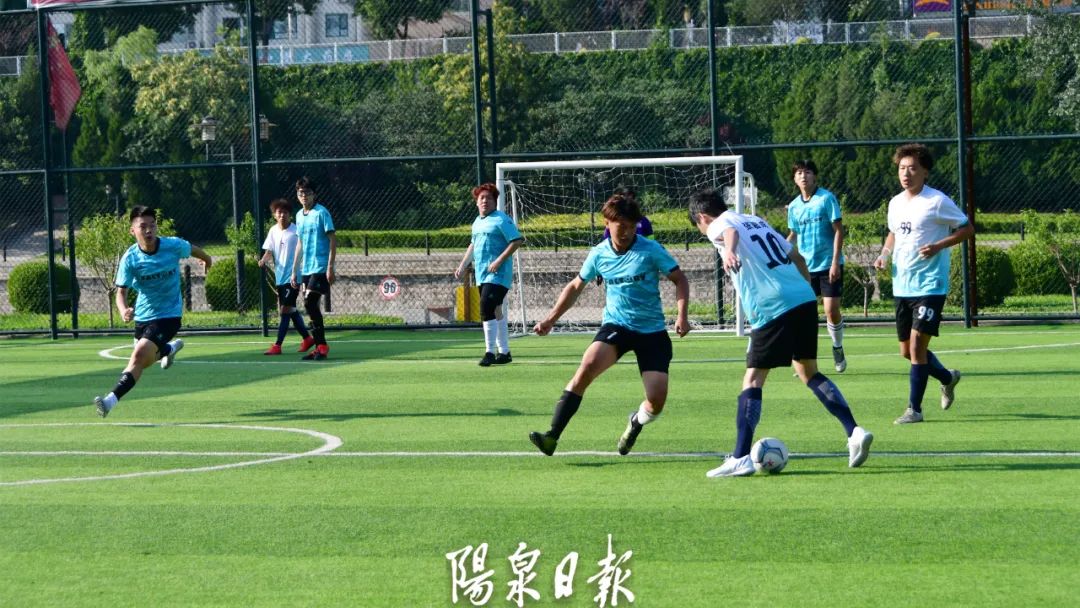 周末看足球比赛,周末去球场看球