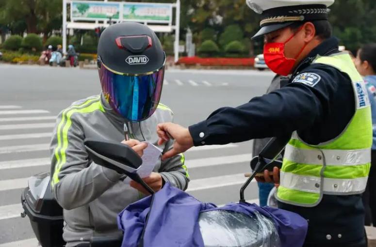 70岁以上老人允许开的电动车,老年代步电动车车管所允许上路吗