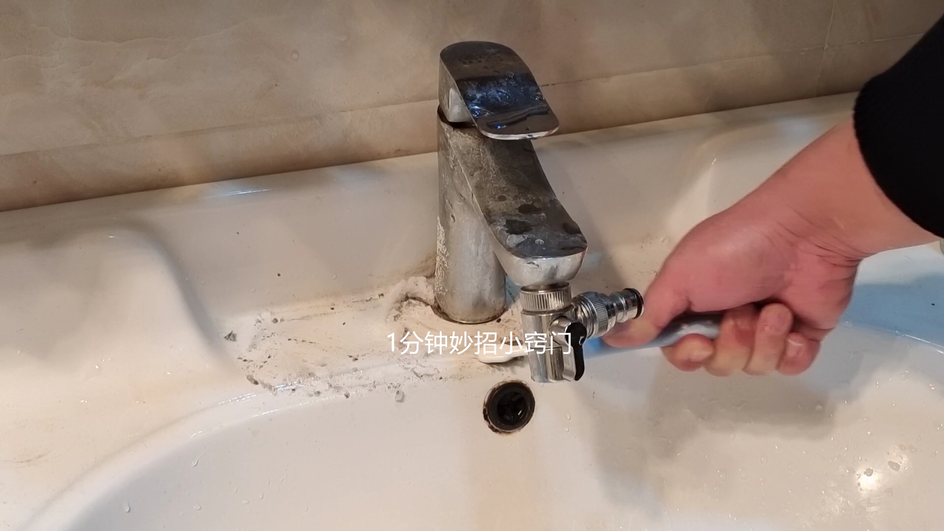 在卫生间里放一把食盐,卫生间里放把食盐一年省下好几百