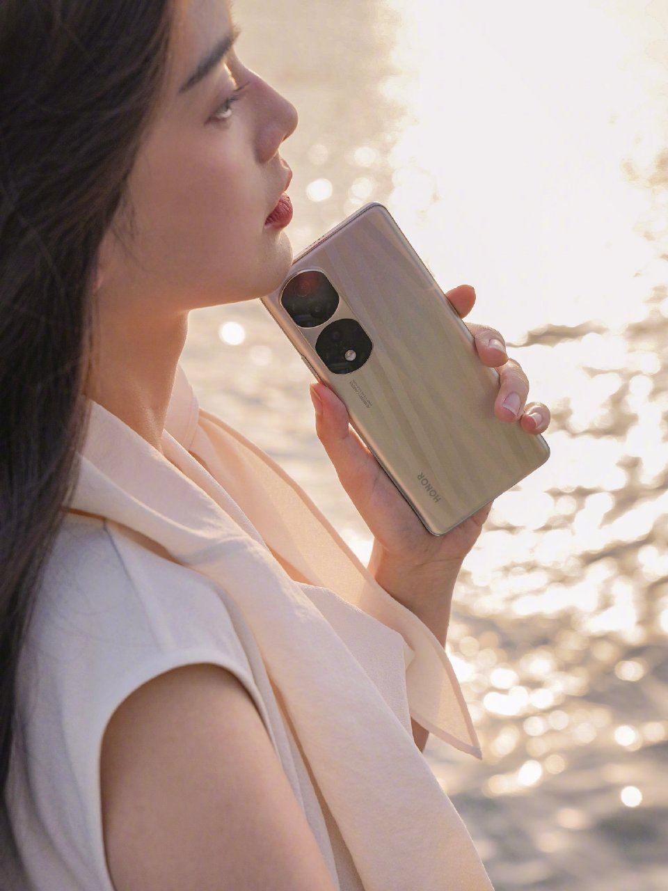 本以为魅族女模特就是机圈最好看的，没想到荣耀却还要更胜一筹