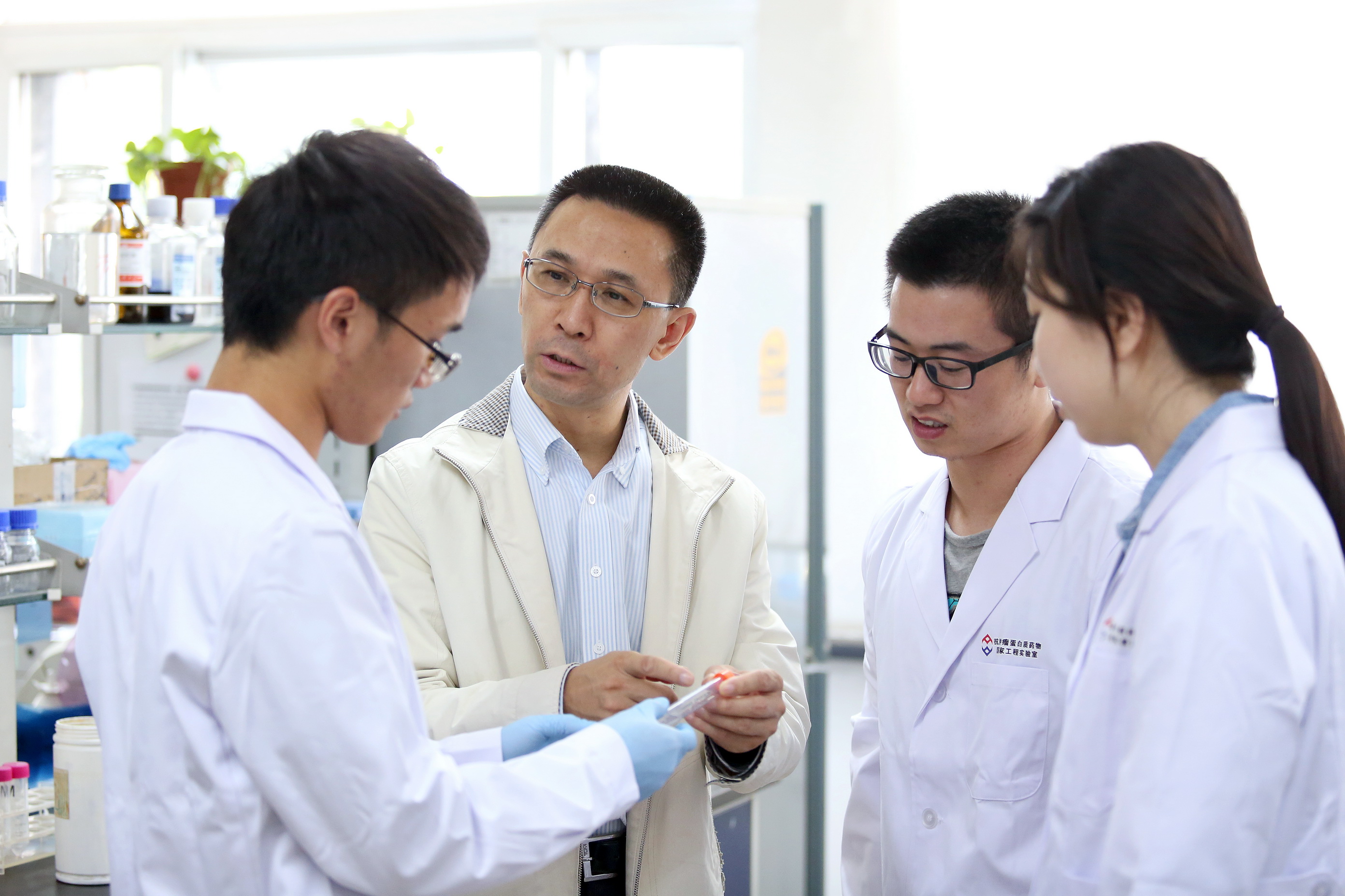 央视美女海霞有孩子吗,48岁主持海霞近照